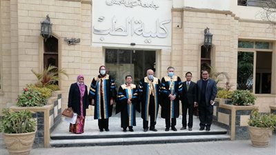 سفير ماليزا وعميد طب عين شمس يشهدان حفل تخريج الطلاب الماليزيين بالجامعة