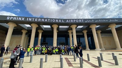 وزير الطيران يوجه بدراسة إمكانية استخدام الطاقة الشمسية في إضاءة مطار سفنكس |صور