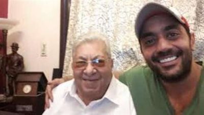 من حقك عليّ لـ جزمتك فوق راسي.. أحمد فلوكس ينشر مكالمة له مع والده
