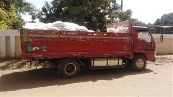 سيارة محملة بالعلف