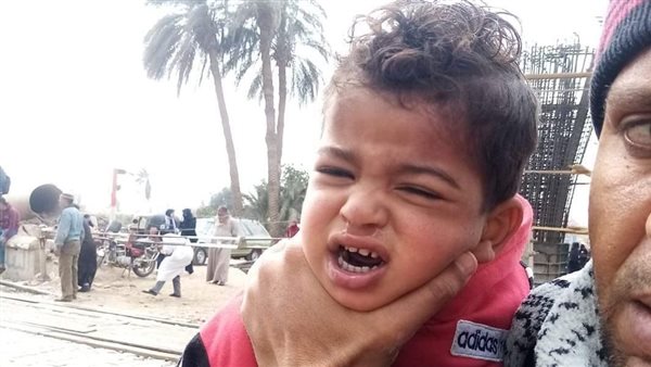 الطفل بعد نجاته من