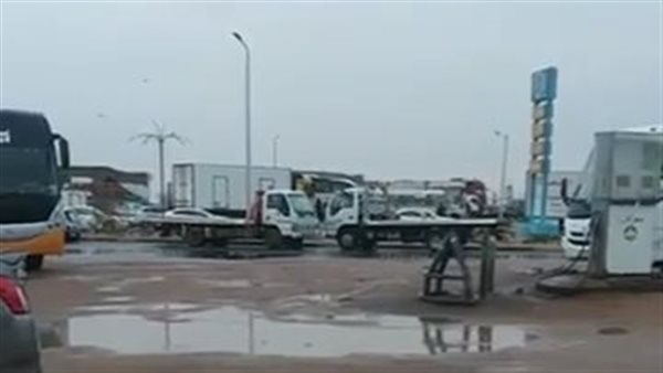 تكدس عشرات السيارات