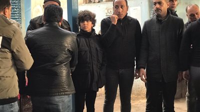 بملامح حزينة.. نجل الشهيد محمد حسان يتلقى عزاء والده بالمنصورة