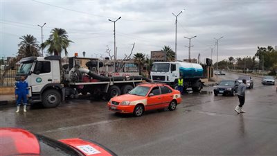 استمرار جهود شركة مياه القناة في سحب آثار الأمطار بالمحافظات الثلاث