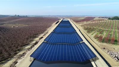 باستخدام ألواح شمسية.. كاليفورنيا تطلق أول مشروع للحفاظ على المياه وتوليد الكهرباء