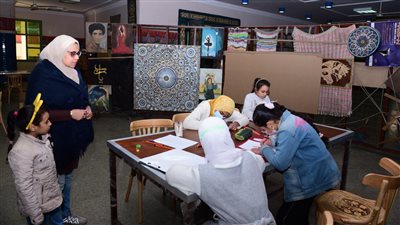 جامعة سوهاج تختتم البرنامج التدريبي لـ تصميم الأزياء للأطفال والخط العربي | صور