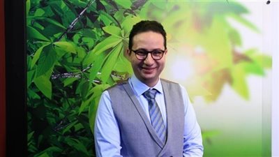 عقابه يتحبس مع شاشة تعرض إعلاناته.. كيف استقبل المصريون خبر القبض على طبيب الكركمين؟ |صور