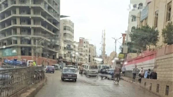 طقس مشمس وسماء صافية