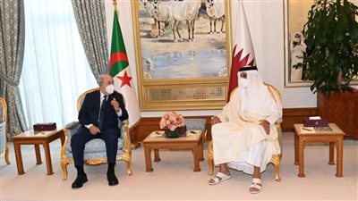 جلسة مباحثات بين رئيس الجزائر وأمير قطر في الدوحة