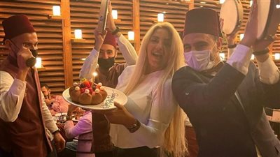 مي حلمي تحتفل بعيد ميلادها مع الشيف بوراك بالأحضان.. والمتابعون: نسمع زغروطة الخطوبة؟ | فيديوجراف