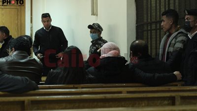 متوترة وقلقة.. ابنة محمد الأمين تظهر داخل المحكمة لمساندة والدها في قضية هتك العرض ‎| صور