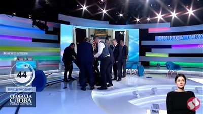 ملاكمة داخل الاستوديو.. صحفي أوكراني يضرب سياسيًا مؤيدًا لروسيا على الهواء |فيديو