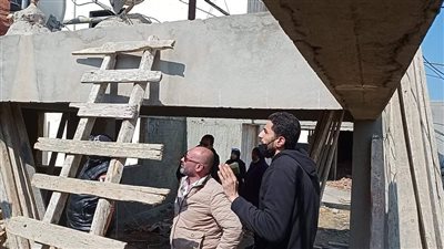 التصدي لمحاولة بناء وحدة سكنية مخالفة أعلى سطح عمارة ببورسعيد | صور 