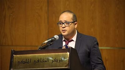 جنون.. قصيدة للشاعر عبد الرحمن مقلد 