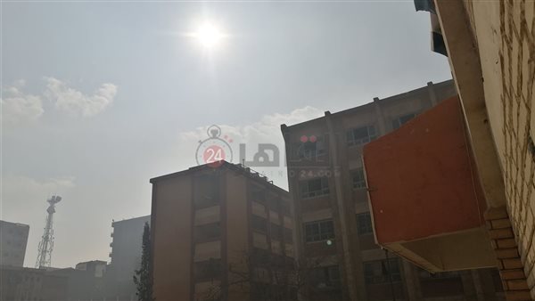 طقس مشمس وسماء صافية