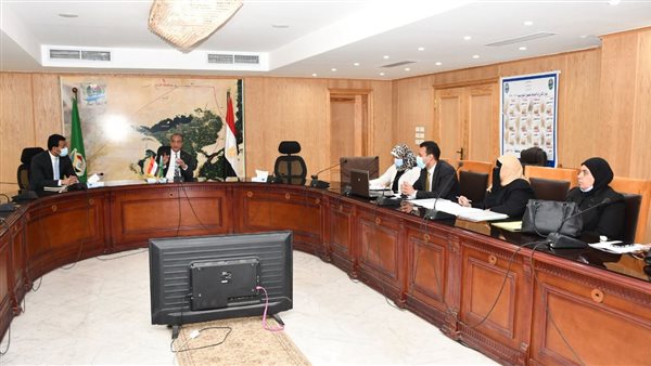 محافظ الفيوم يناقش