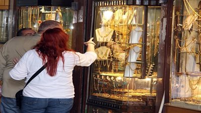 بسبب أزمة روسيا وأوكرانيا.. توقعات بوصول سعر جرام الذهب إلى 900 جنيه