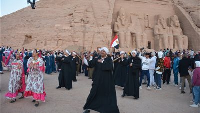 أكثر من 6 آلاف سائح ومصري شاهدوا تعامد الشمس على وجه رمسيس الثاني