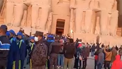 توافد آلاف المصريين والأجانب على معبد أبو سمبل لحضور احتفال تعامد الشمس على تمثال رمسيس الثاني | بث مباشر