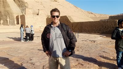 أمريكي بطرفين صناعيين يحضر خصيصًا لمشاهدة تعامد الشمس على تمثال رمسيس| فيديو 