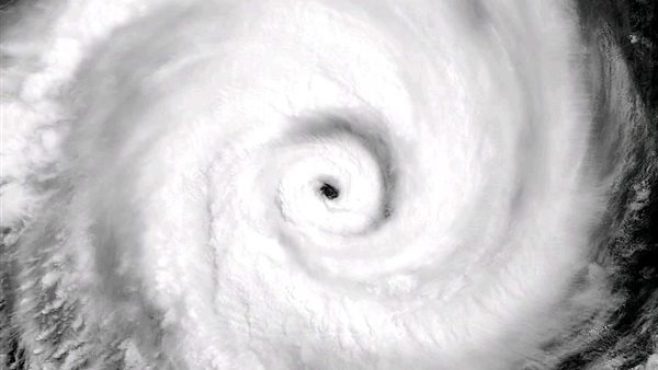 إعصار استوائي يضرب