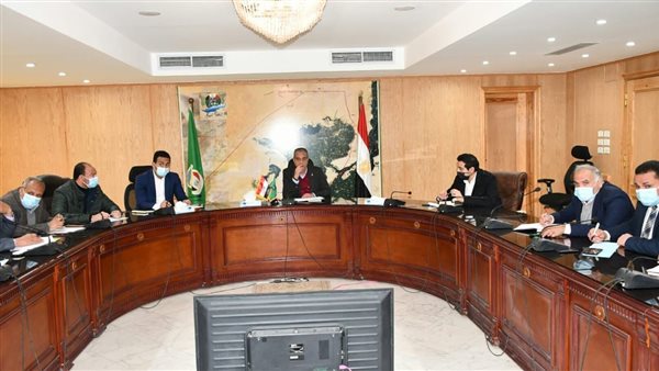 محافظ الفيوم يناقش
