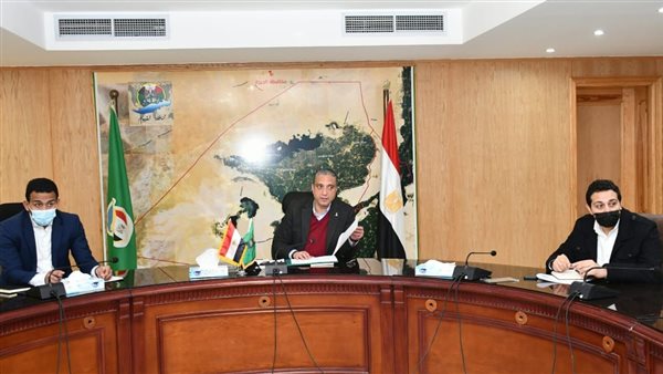 محافظ الفيوم يناقش