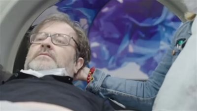 زوجة ترافق زوجها إلى المكسيك آملًا في تلقي علاج كورونا بعد مكوثه أكثر من عام في المستشفى