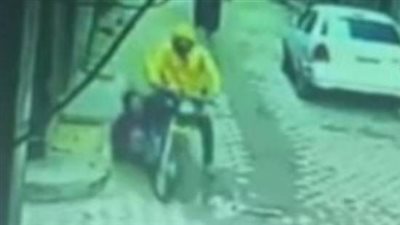 لص يسحل فتاة لمسافة 300 متر لسرقة هاتفها بحلوان.. وشهود العيان: بيضربها في بطنها برجليه | بث مباشر