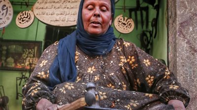 مش هسيبها غير لما أموت.. قصة سيدة الحديد والنار مع مهام الرجال الشاقة منذ 40 عامًا