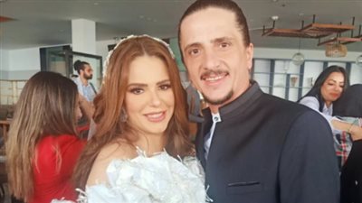 دنيا عبد العزيز تطالب الحضور بقراءة الفاتحة لوالدتها خلال عقد قرانها |فيديو