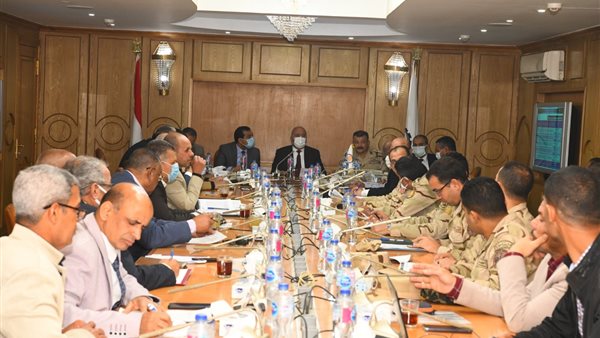 اجتماع محافظ قنا