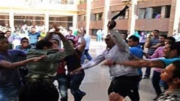 شخص يقتحم مدرسة -