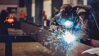 لفنيي الكهرباء والمعادن.. وزارة الهجرة تعلن وظائف شاغرة وتدريب بألمانيا | بث مباشر