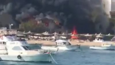 السيطرة على حريق نشب في أحد الشواطئ الخاصة بالغردقة| صور وفيديو 