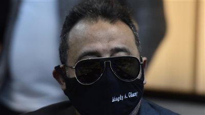 هبيعها في السوق.. مجدي عبد الغني: لابس كمامة عليها اسمي عشان الناس تعرفني | فيديو