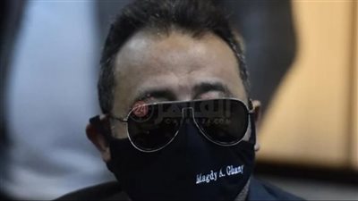 مدونًا عليها اسمه.. مجدي عبد الغني عن كمامته: علشان الناس تعرفني | فيديو