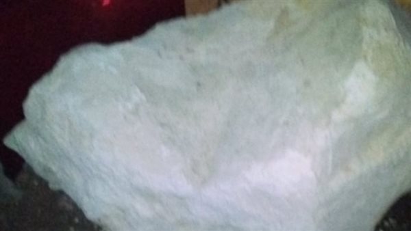 صخرة سقطت على سيارة