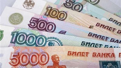 الروبل الروسي يسجل أعلى مستوى له أمام الدولار واليورو منذ 4 سنوات