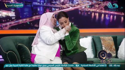 على أنغام وحشتوني.. بسمة وهبة تستقبل مديحة حمدي بالأحضان وتقبل يدها في 90 دقيقة| فيديو 