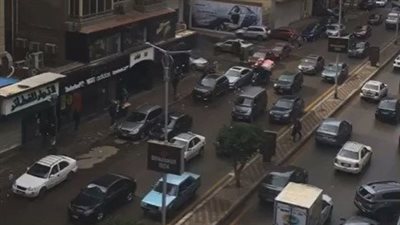 أمطار خفيفة تضرب شوارع الجيزة تتسبب في بطء حركة السيارات | بث مباشر