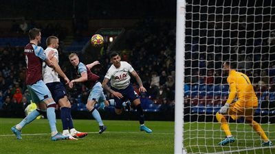 توتنهام يسقط أمام بيرنلي في الدوري الإنجليزي 