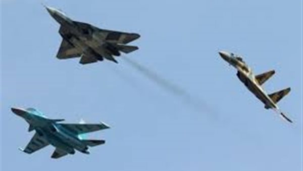 طائرات حربية في سماء