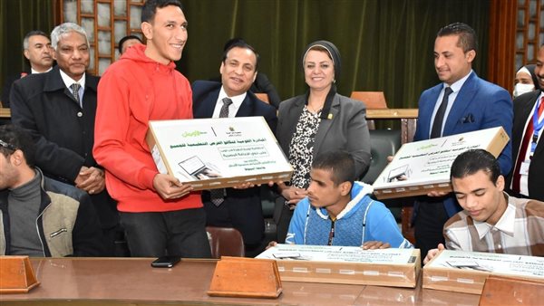 توزيع أجهزة لاب توب