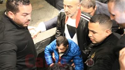 كوكسال بابا يتعصب على المعجبين بسبب التقاطهم سيلفي معه خلال جولته بالقاهرة | بث مباشر