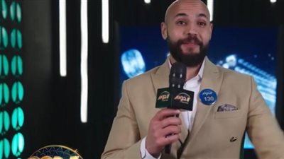 أحد المتسابقين يسجد على مسرح الدوم بالرغم من رفض لجنة تحكيم الغناء له| فيديو