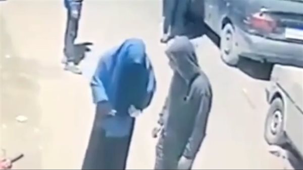 رجل يتسول بزي منتقبة