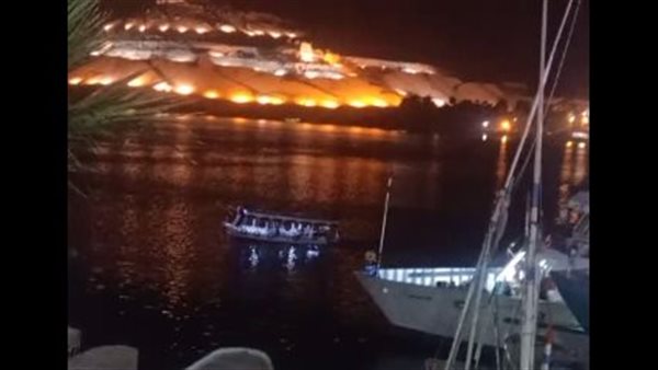 غرق مركب في بحيرة