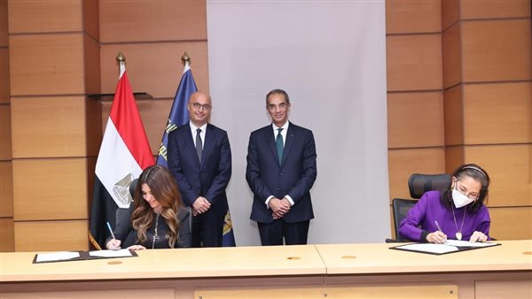 جانب من التوقيع