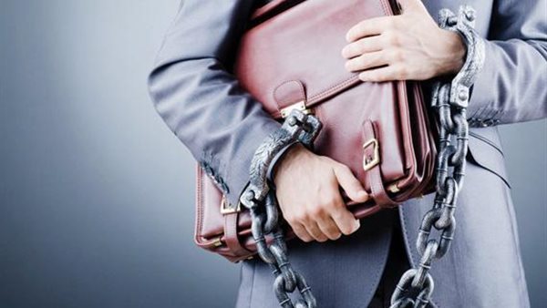 موظف مختلس - أرشيفية